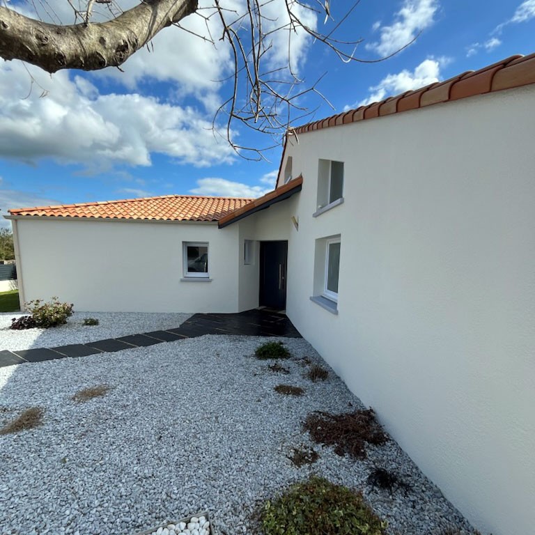 Le même angle de maison, blanc, après les travaux