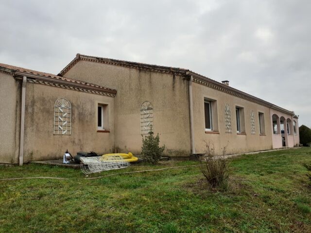 Longère aux façades grises et tachées, avant les travaux