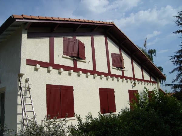 Maison à colombages et volets rouges