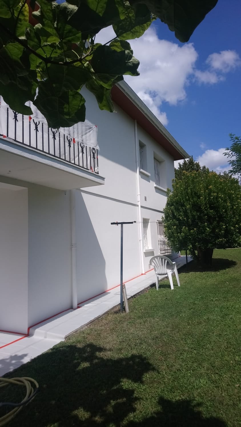 Façade blanche à étage et son balcon