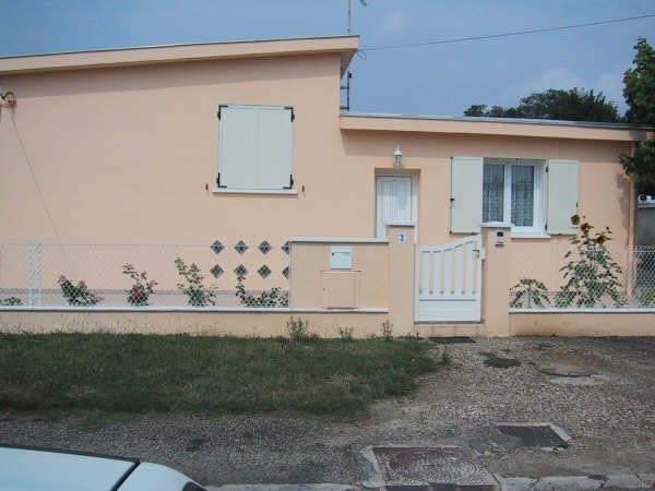 Façade rose et portail blanc