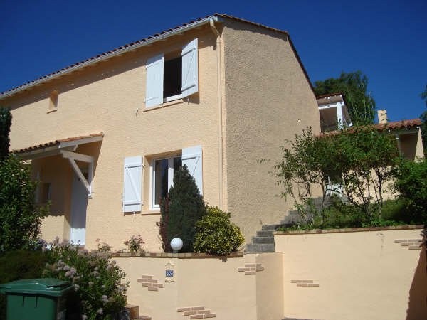 Façade sable aux volets blancs