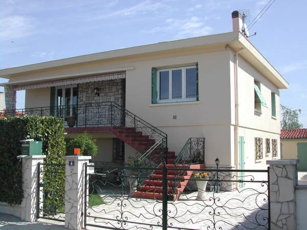 Maison et garde-corps en fer forgé