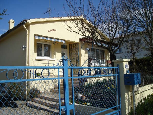 Maison et portail bleu