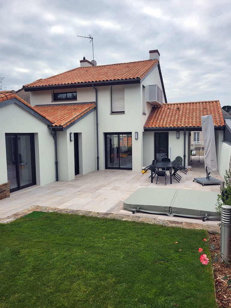 Maison repeinte et sa terrasse