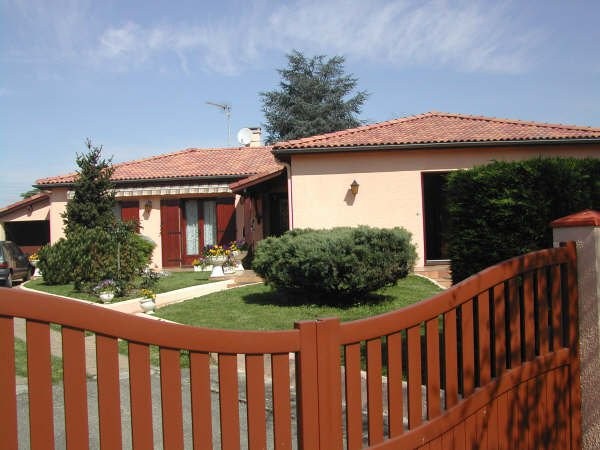 Maison aux façades claires et toit de tuiles