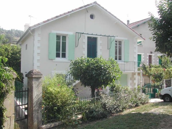 Maison blanche aux volets vert d’eau