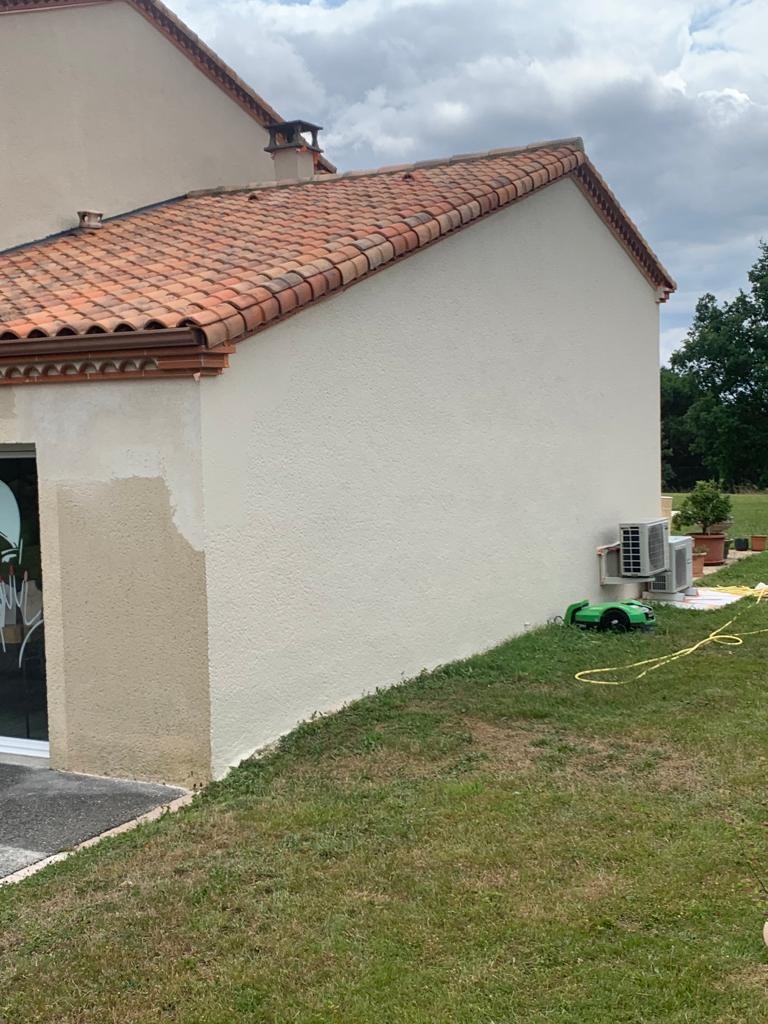 Pignon en plein chantier : l’enduit refait à côté de l’ancien