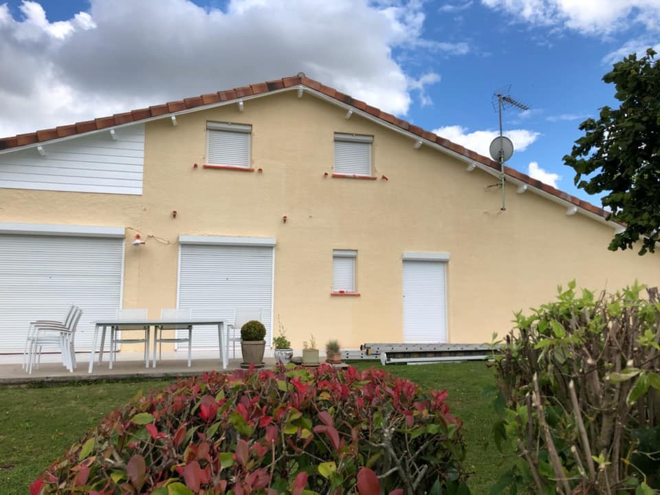 Pignon jaune pâle et volets roulants
