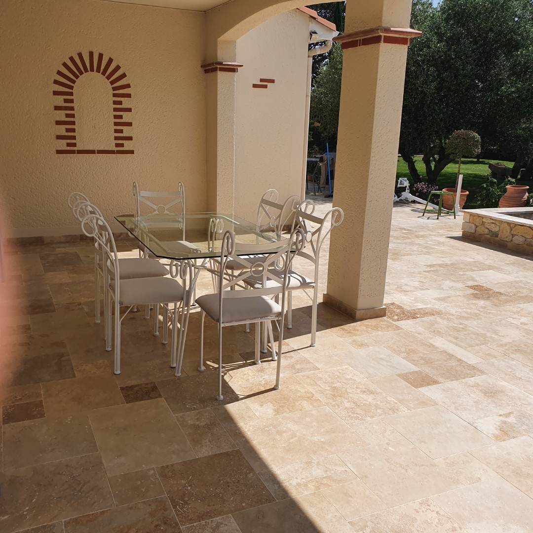 Terrasse couverte et arche enduite