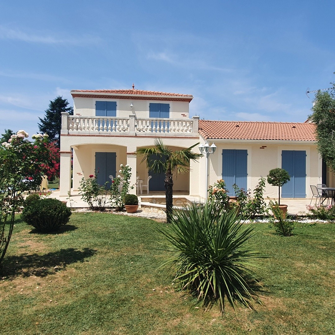 Villa aux façades crème repeintes et sa balustrade