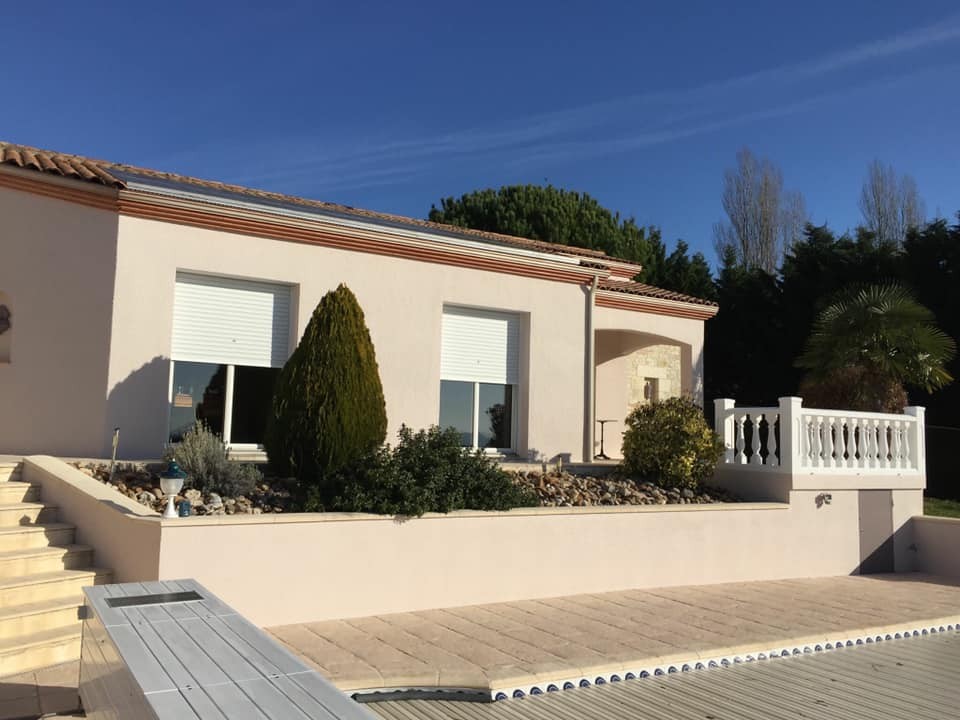 Villa crème, son escalier et son jardin